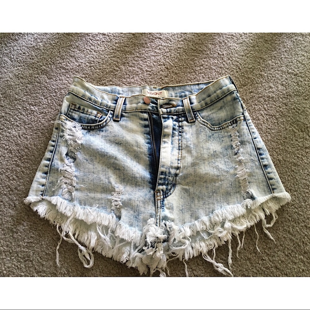 Distressed light wash jean shorts. ✨✨